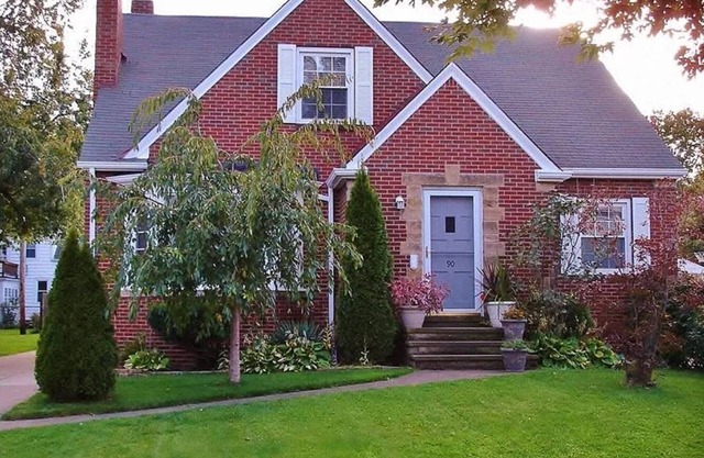 Spacious 4-bedroom house with WiFi and AC in peaceful Euclid