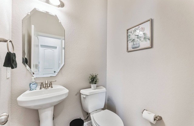 Spacious 4-bedroom house w/AC and WiFi in amazing Entire home in Irving, Texas