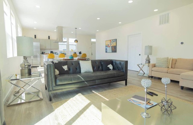 Spacious 4-bedroom house in delightful Fountain square- Indianapolis