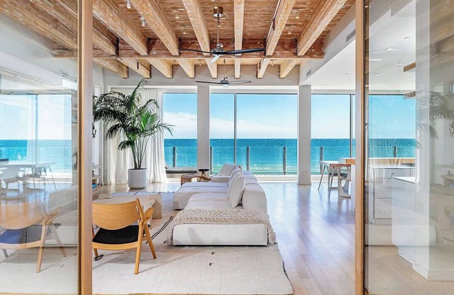 Spacious 4-bedroom villa in lovely Los Angeles with 100 People Event Space.