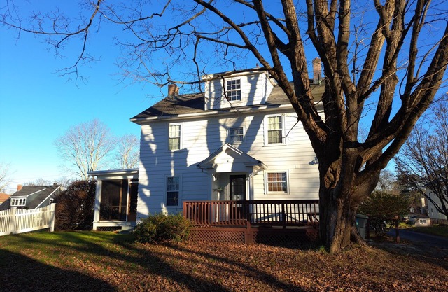 Spacious 4 Bedroom Colonial close to Old Sturbridge Village and Brimfield Fair.
