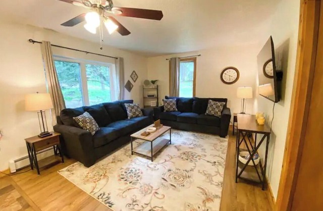 Spacious 4 BR with theater, close to Airport
