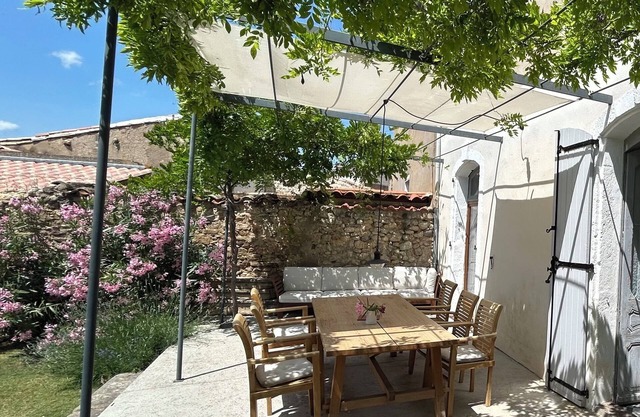 Spacious 4-Bedroom Private Townhouse, Garden & Views -20 Min to Beaches & Rivers