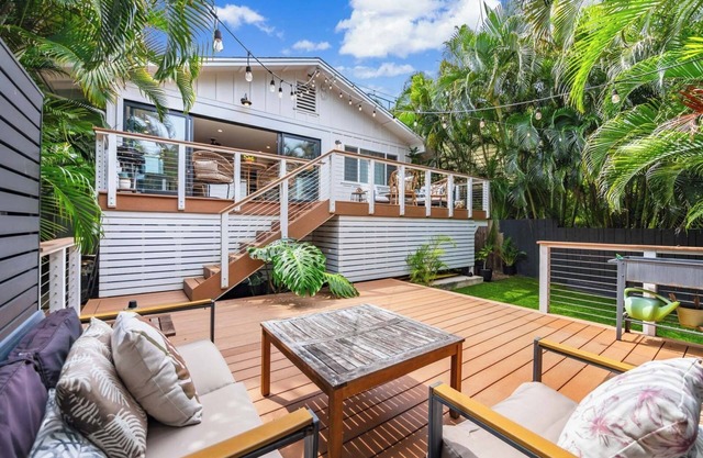 Spacious 4BR/3BA home w/WiFi, AC - walk to beaches, parks, shops & restaurants!