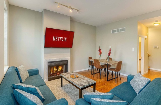 Spacious 4BR Soulard Duplex - 2 Kitchens - Patio - Parking - Walk to Market