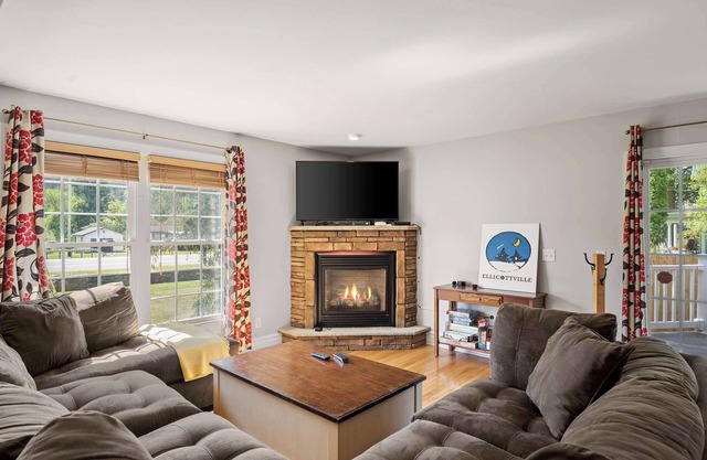 Spacious 4BR Townhome w/Hot Tub Near Village