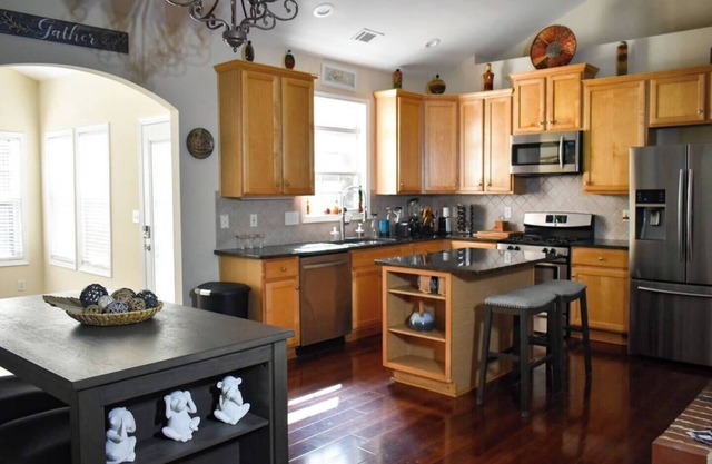 Spacious 4BR4BA Home Dual Kitchens & Gamerooms