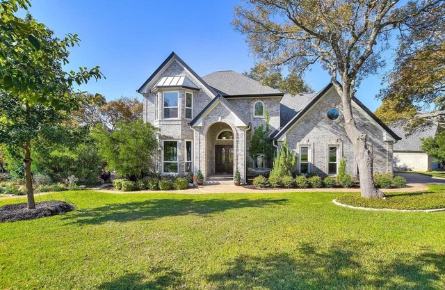 Spacious 5 Bdrm Greenbelt Home with Pool - Family & Pet Friendly