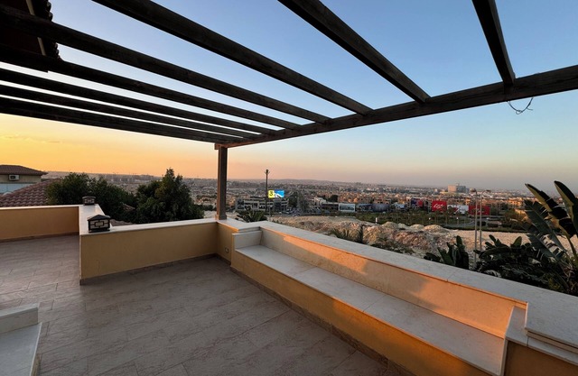Spacious 5-bedroom uphill villa with WiFi, AC in delightful Palm Hills district