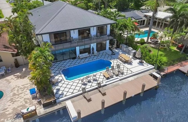 Spacious 5-bedroom Mansion -Movie Theater, Sauna, Walk to the Beach!