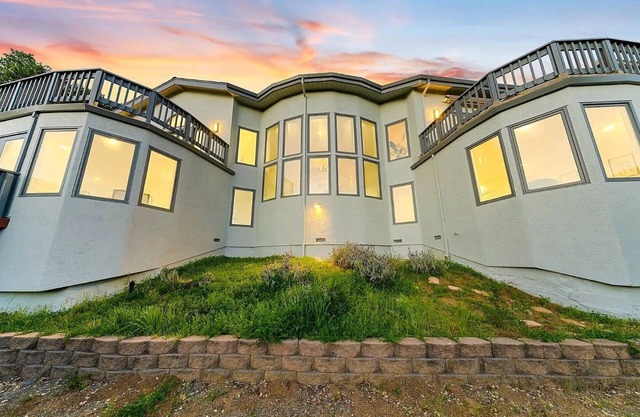 Spacious 5-bedroom estate in charming Saratoga with Amazing view