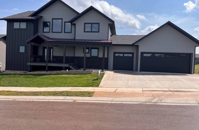 Spacious 5-bedroom golf course house, exit 17 10 minutes to Deadwood or Sturgis