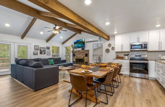 Spacious 5-bedroom house in Grove with AC, Wifi, Boat Parking. Sleeps 14.