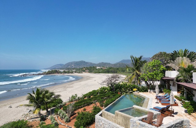 Spacious 5-bedroom house w/WiFi, AC, fitness room, chef quality kitchen & pool