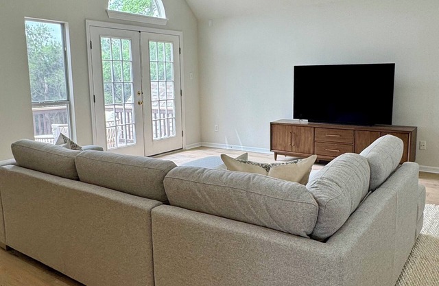 Spacious 5 Bedroom near Lake Austin & Travis with Pool, Hot Tub, Putt Putt