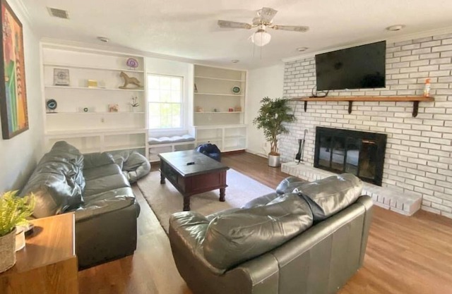 Spacious 5 Bedroom Roman Charm