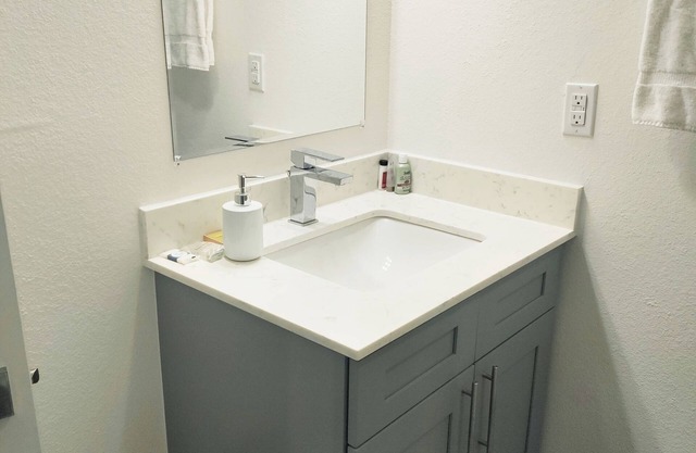 Spacious 5-bedroom townhome with WiFi, fitness room in charming Arlington