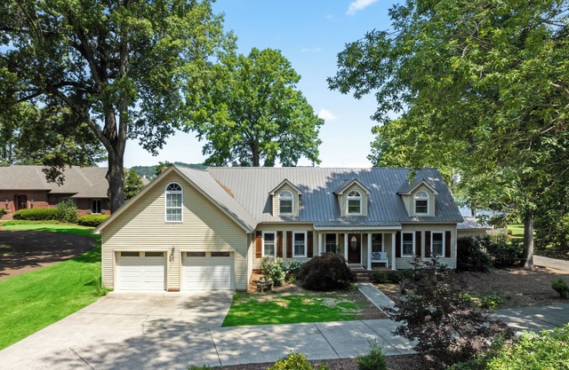 Spacious 5-bedroom house in the heart of Guntersville located ON the lake.