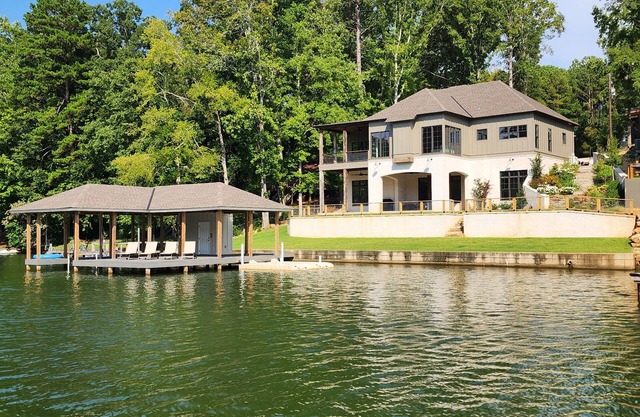 Spacious 5-bedroom lake front house in cool Jacksons' Gap with AC, WiFi