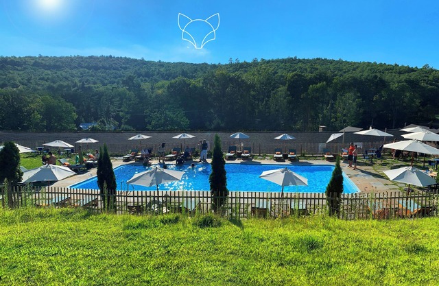 Spacious 5-bedroom house with Pool on the 10-Mile River