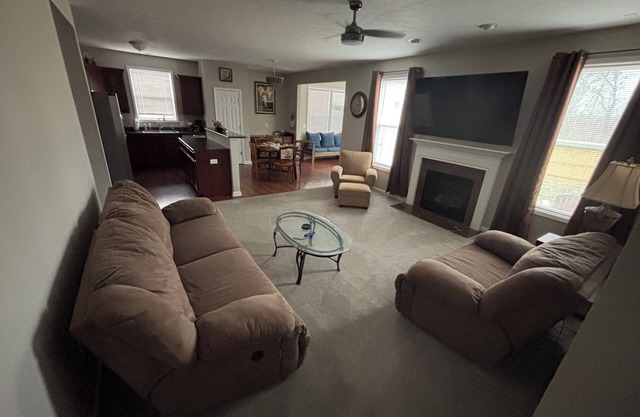 Spacious 5-bedroom house with game room, near downtown Noblesville and Ruoff