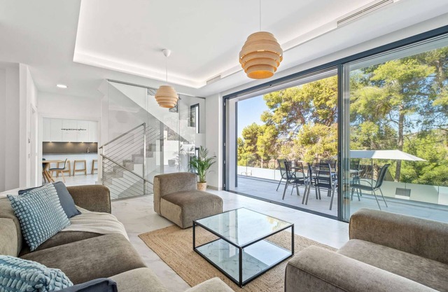 Spacious 5 Bedrooms villa with swimming pool, views to mountain