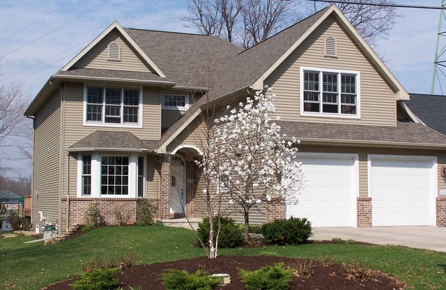 Spacious 5 BR Lake Front Home w/game room, 30 miles to Lambeau, 20 miles to EAA