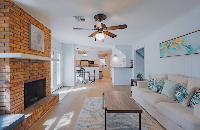 Spacious 5BR Home - Near Memorial Mall - Sleeps 14 - Pet friendly