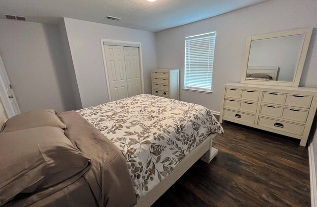 Spacious 6-bedroom 3 Bathroom house.nNear UT, Downtown, COTA & Lots More