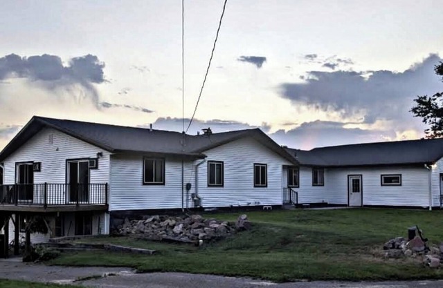 Spacious 6-bedroom house located on a beautiful large horse farm!