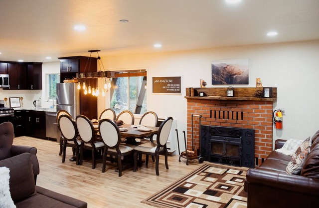 Spacious 6-Bedroom Tahoe Cabin, 9 minutes to Sierra Ski Resort! Mountain Views
