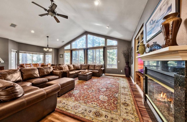 Spacious 7Br+ Bonus 8th Br, Pool and Foosball Table, 13 Beds, 14 Guests+Kids 5 Years Old and Younger