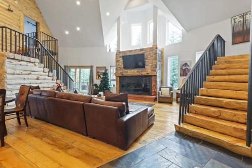 Spacious 7BR Lodge with Hot Tub Sauna and Mtn Views