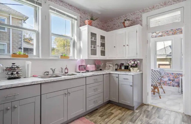 Spacious 9Bed 3Bath Home.Yard/Parking/Firepit/Wine