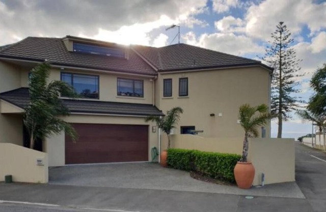 Spacious Ahuriri Villa 100 metres from the beach. Walk to Cafe's, Bars, shops.
