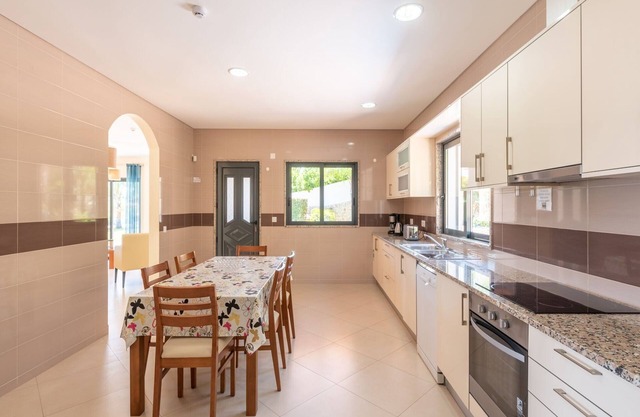 Spacious Albufeira Villa | 4 Bedrooms | Villa Avos De Parra | Air Conditioned.