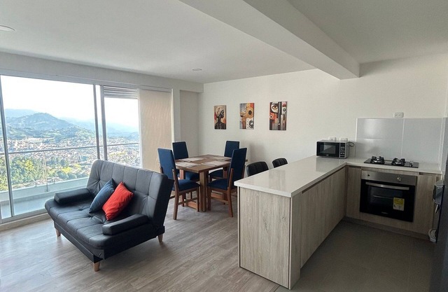 Spacious and Luxurious -Stratum 6