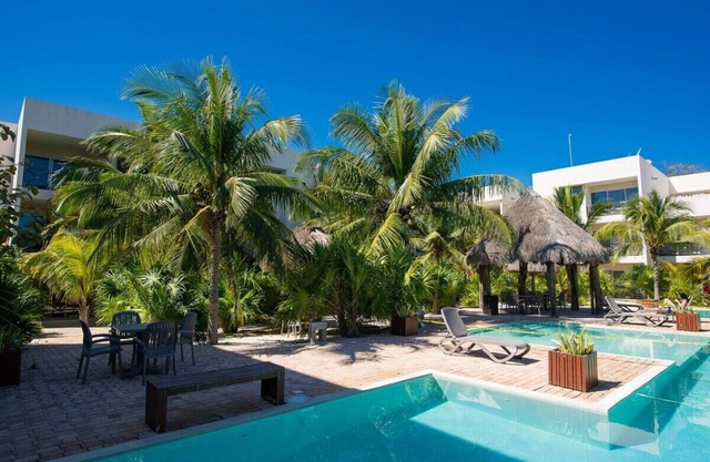 Spacious and private, 1 block from sea, Progreso East