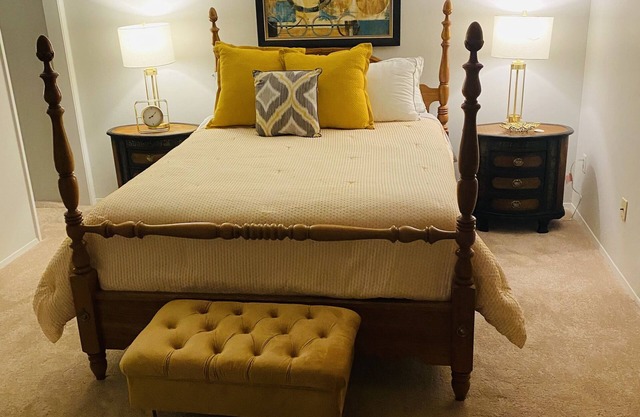 Spacious and Quiet home on Cul-de-Sac close to airport.