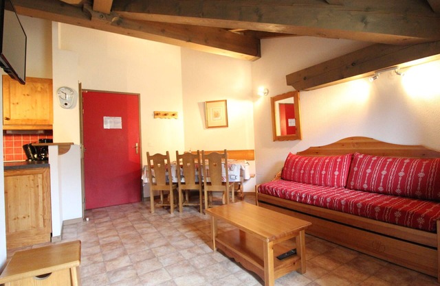 Spacious Apartment for 6 with Balcony, Parking & Ski-In/Ski-Out Access