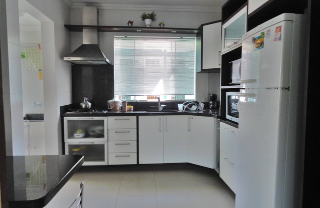 Spacious apartment, complete with swimming pool, 200m from the beach