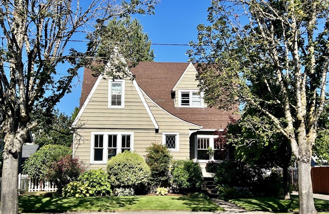 Spacious basement apt. Off-street parking, washer & dryer, kitchenette, sleeps 4