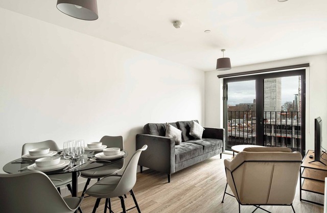 Spacious & Bright 2 Bed Apartment in Liverpool