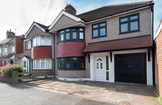 Spacious & Bright 4-Bed Family House + Parking