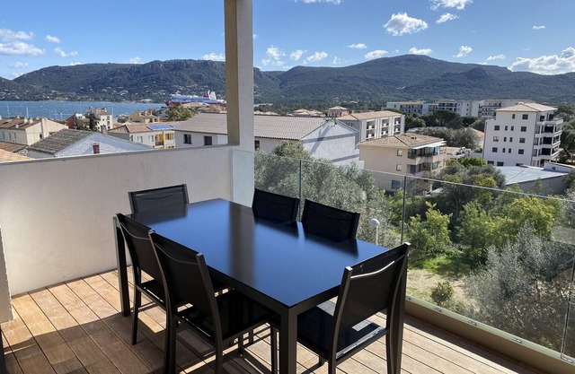 Spacious, bright apartment on the harbour for 4 to 6 people