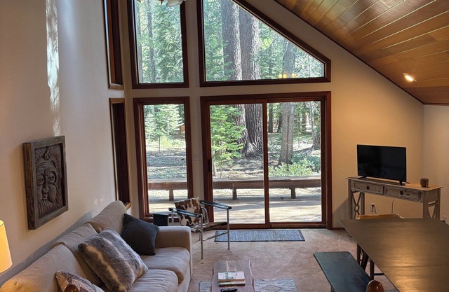 Spacious but Cozy Tahoe Donner Getaway