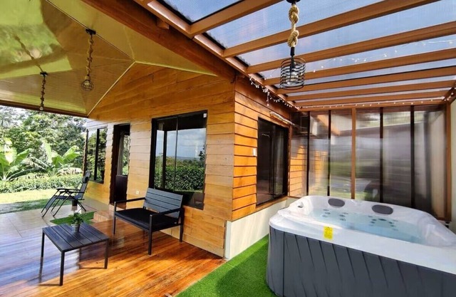 Spacious cabin with incredible views and lots of green space, ideal for relaxing