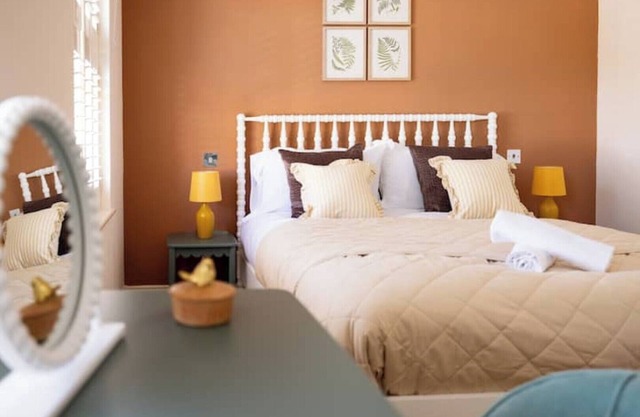 Spacious central townhouse - a short walk to attractions, shops and restaurants