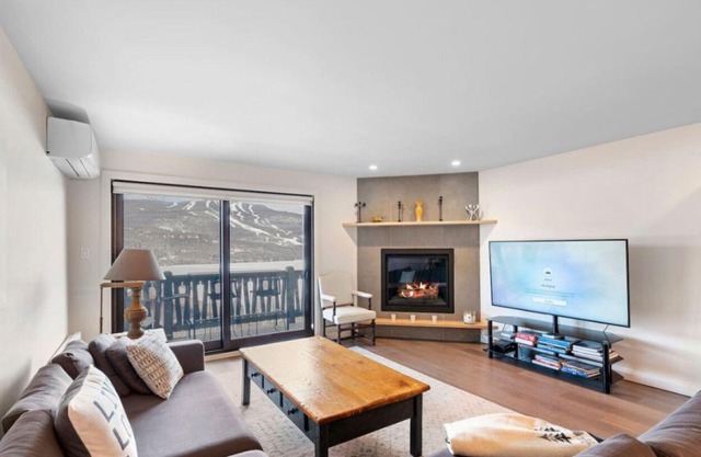 Spacious Condo with Lake and Mountain View