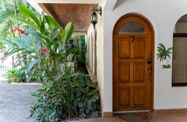 Spacious Condo with pool, 7min walk to the beach & town, Center of Tamarindo, CR
